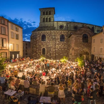 Aquarelle Architecture médiévale Auvergne Avec personnages Brioude Clocher Eglise Extérieur Festival France Fête Haute-Loire Nuit Personnages en arrière-plan Personne non reconnaissable Terrasse Vallée de l'Allier