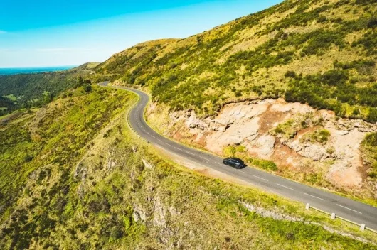 Voiture sur la route du col de Neronne
