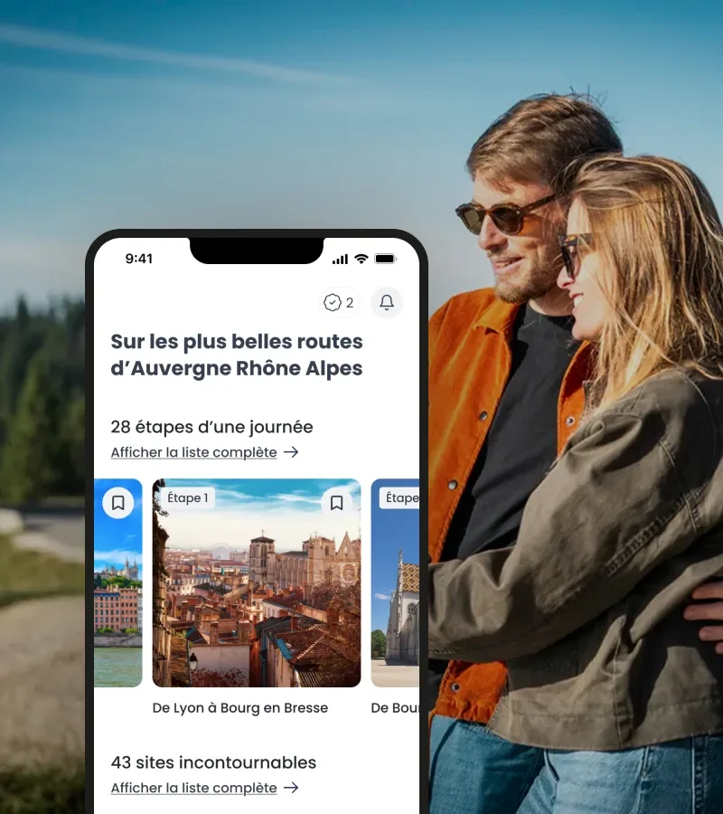 Présentation d'un écran de l'application mobile pour exemple avec un jeune couple heureux en arrière qui fait le Grand Tour