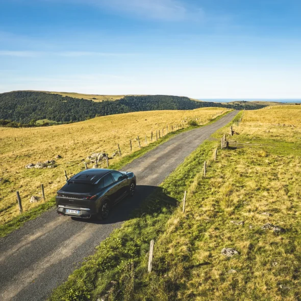 Une voiture sur les routes du Grand Tour, près du col d'Aulac