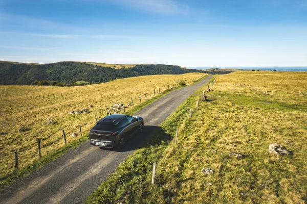 Une voiture sur les routes du Grand Tour, près du col d'Aulac