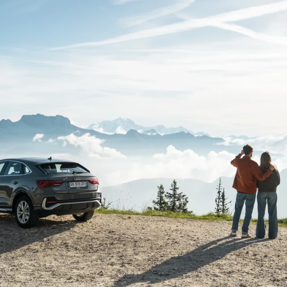 Un couple regardant l'horizon depuis les sommets à proximité d'Annecy