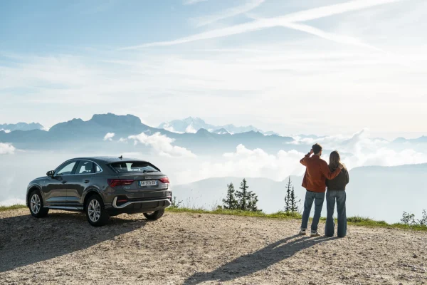 Un couple regardant l'horizon depuis les sommets à proximité d'Annecy