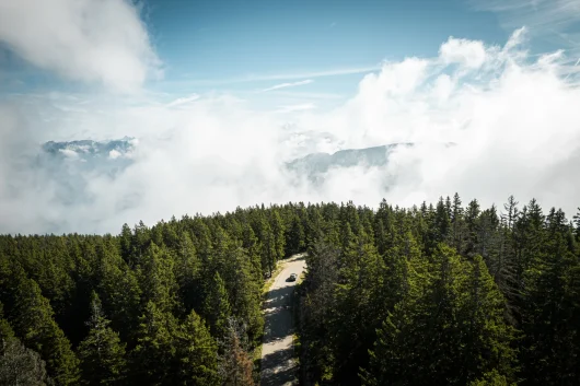 Vue aérienne d'une route du Grand Tour à proximité d'Annecy