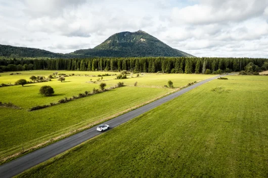 Vue aérienne d'une route du Grand Tour à proximité du puy de Dôme