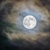 Lune et nuages